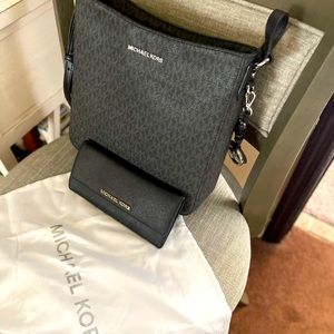 Black Micheal Kors, crossbody